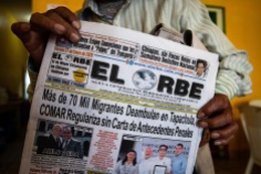 Copertina del quotidiano El Orbe con le notizie riguardanti i migranti illegali